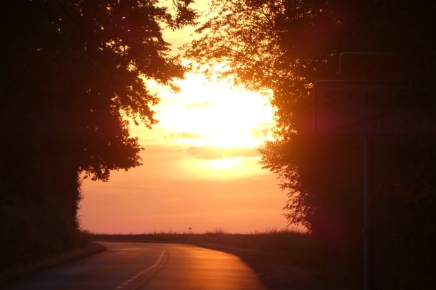 太阳下的极光图片下载