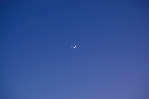 以色列特拉维夫蓝天下的月光图片下载