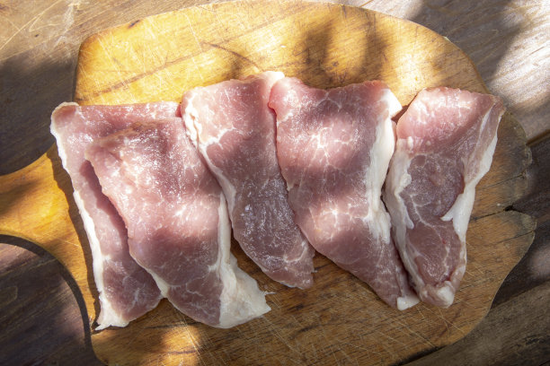 切碎的新鲜猪肉块图片下载