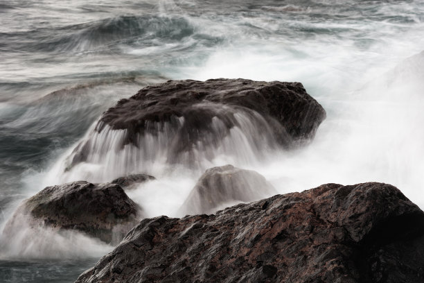 长时间暴露在大海和岩石中图片下载