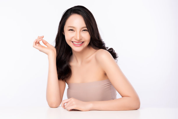 美丽女人的脸肖像，美丽年轻的亚洲女人与清洁新鲜健康的皮肤，面部治疗。美容，美容和水疗，孤立在白色的背景。图片下载