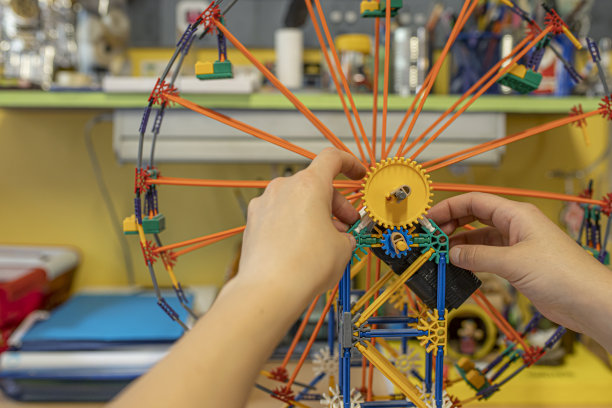 创造性的女人创造手工雕塑图片下载