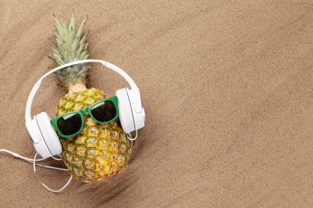 戴着太阳镜和耳机的成熟菠萝图片下载