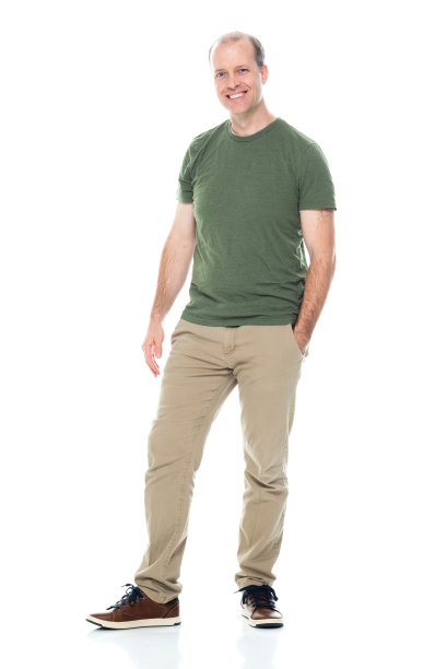中年男子站在白色背景前图片下载
