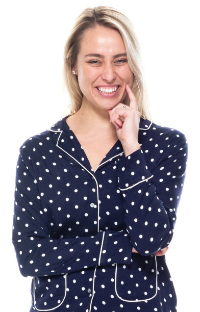 白人年轻女性穿着睡衣站在白色背景前图片下载