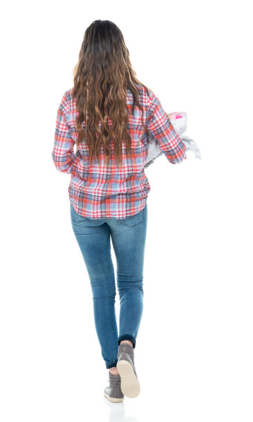 白种人婴儿-人类年龄行走在白色背景，穿着帆布鞋图片下载