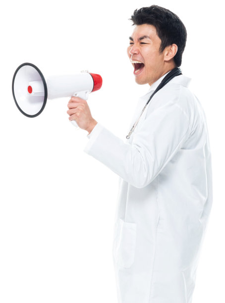 东亚人种年轻男医生站在白色背景穿着实验室大褂拿着扩音器图片下载