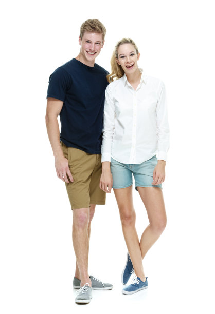 白人女性穿着短裤站在白色背景前图片下载