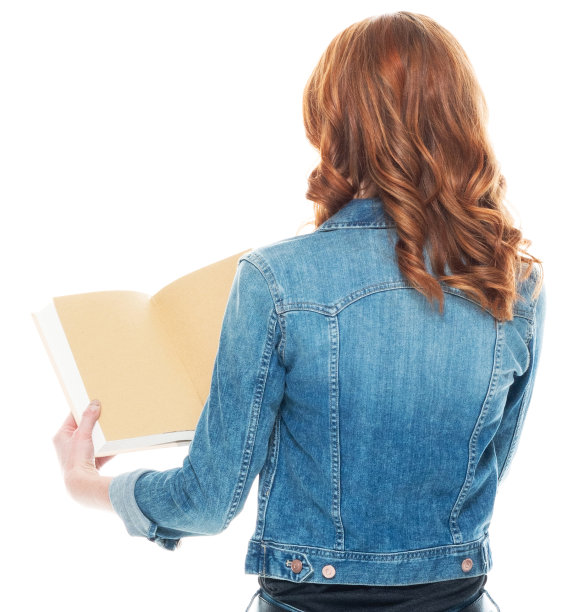 白人年轻女学生在白色背景前，挽起袖子，拿着课本图片下载