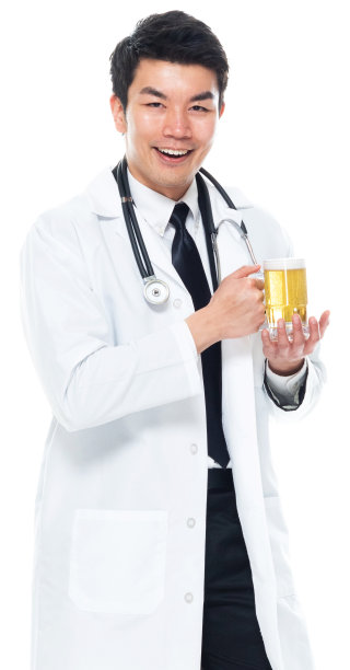 东亚种族男性医生庆祝吐司在白色背景穿着商务服装和手持精酿啤酒图片下载