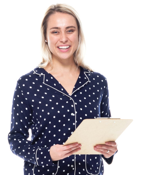 白人女性穿着睡衣站在白色背景前拿着写字板图片下载