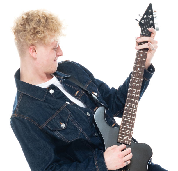 白人年轻男性吉他手站在白色背景穿着皮夹克和拿着电吉他图片下载