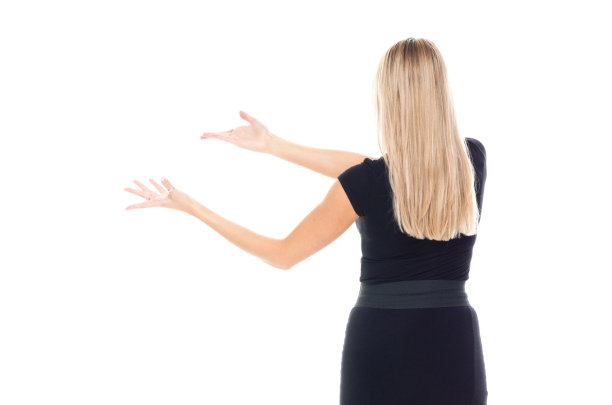 白人女主持人穿着商务服装站在白色背景前图片下载