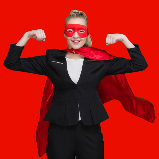 白人女超人戴着眼罩站在有色背景前图片下载