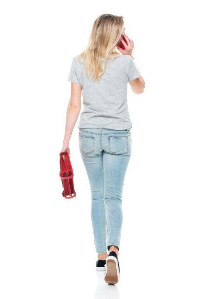 z一代女性背着背包，拎着包走在白色背景前图片下载