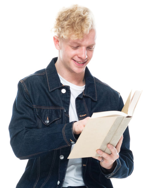 白人男学生前面的白色背景，穿着衬衫，拿着书图片下载