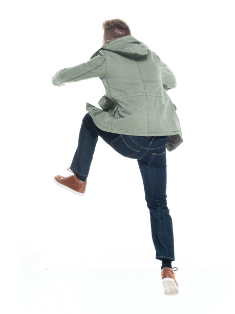 白种人年轻男子跳在白色背景穿着纽扣衬衫图片下载