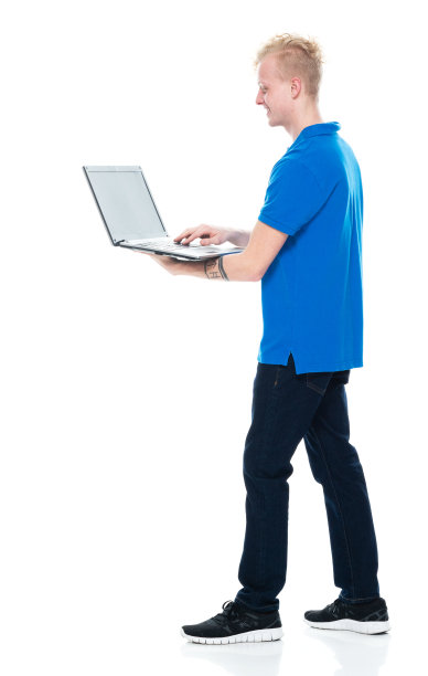 白人男性穿着polo衫站在白色背景前使用电脑图片下载