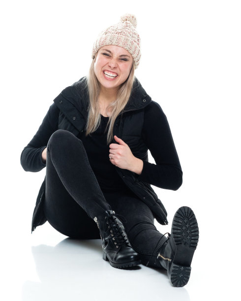 白种年轻女性穿着无袖上衣在白色背景前休息图片下载