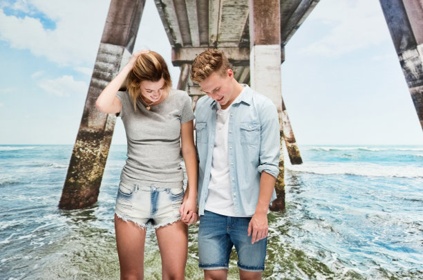 白人少年穿着有纽扣的衬衫图片下载