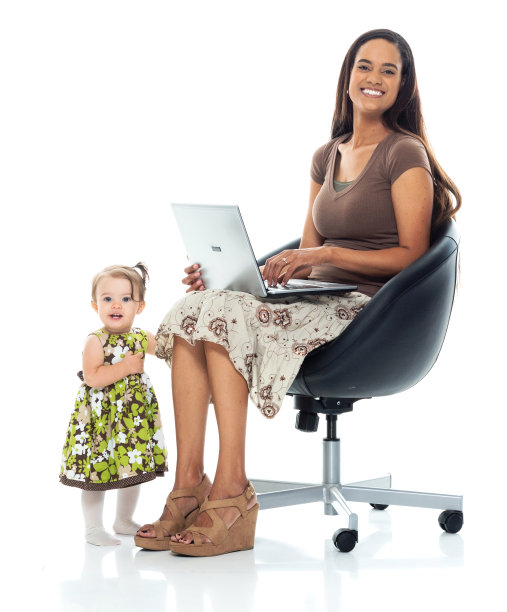 年轻女性在白色背景前休息，使用笔记本电脑图片下载