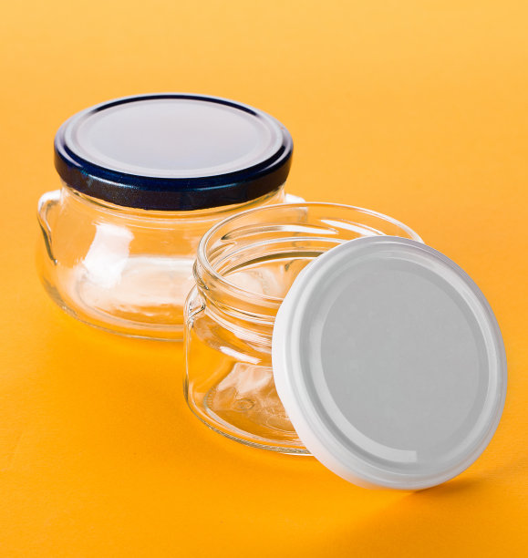 两个带金属盖的空玻璃罐。图片下载