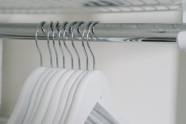 柱子上的白色衣架图片下载