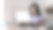 亚洲年轻女学生坐在家里，使用笔记本电脑在网上学习。图片下载