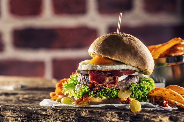 在乡村的环境中，汉堡包配上煎蛋、培根、生菜和土豆角。图片下载