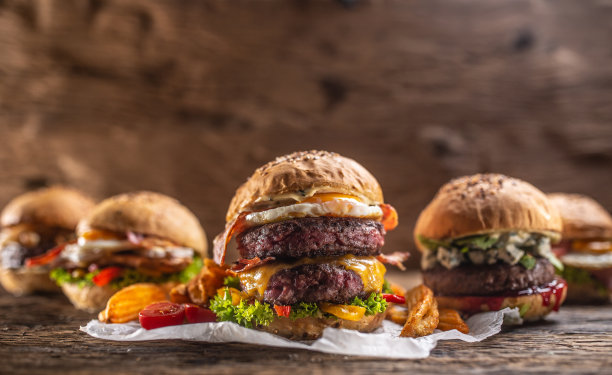 在乡村环境中选择各种新鲜美味的汉堡。图片下载