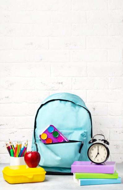 9月1日返校。背包，书，笔记本，铅笔和饭盒在桌子上。图片下载