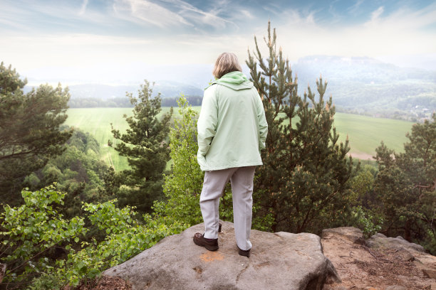 一位年长的女士在风景风景-撒克逊瑞士图片下载