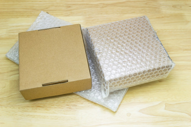 气泡膜包裹盒子保护开裂的木桌产品图片下载