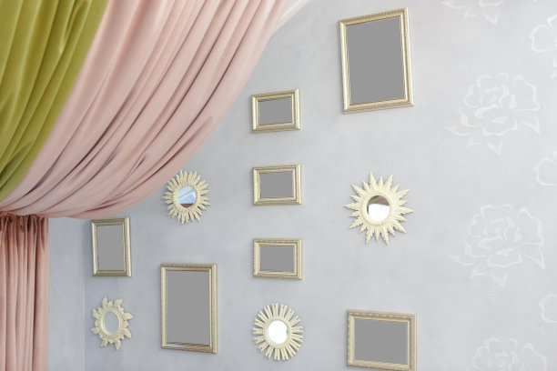 墙上挂着几个方形和圆形的相框和镜子。图片下载