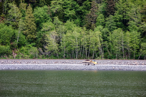 海洋与铁路之间的建设图片下载