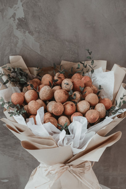 纸包的新鲜荔枝图片下载