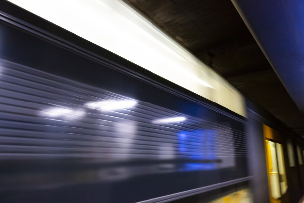 高速行驶的隧道列车，抽象背景与复制空间图片下载
