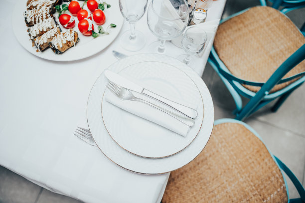 摆满食物的桌子图片下载