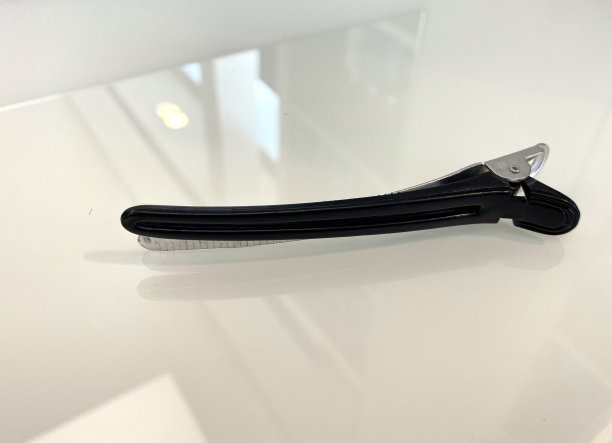 一个哥本哈根的理发师的工具放在一张发亮的白色桌子上。图片下载