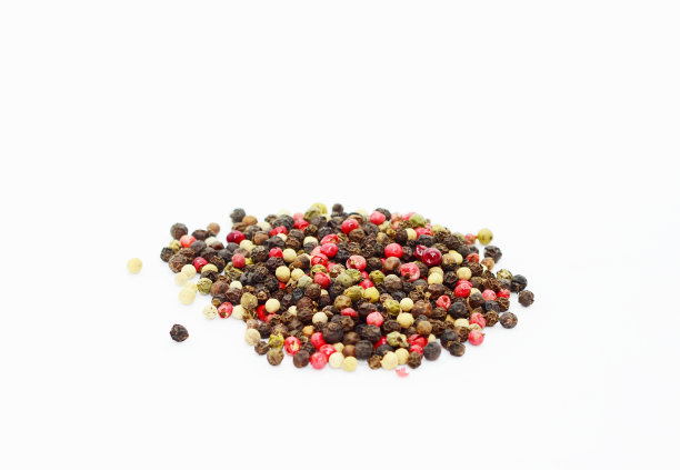 孤立的胡椒混合黑色，白色，粉红色和绿色胡椒在白色的背景。图片下载