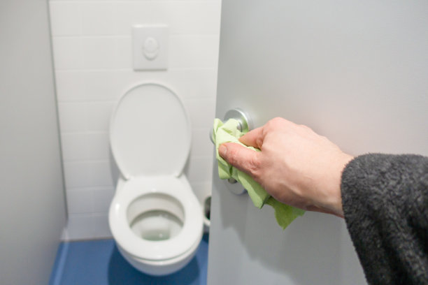 用手擦公共厕所的门把手图片下载