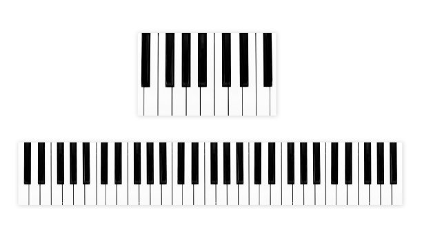 特写俯视图的现实阴影单色钢琴键盘。音乐室为钢琴演奏家排练前的古典钢琴表演，以庆祝巨大的成功。图片下载
