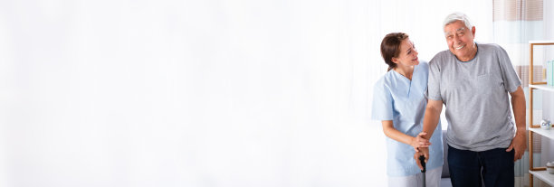 照顾老人在家走路时的助手图片下载