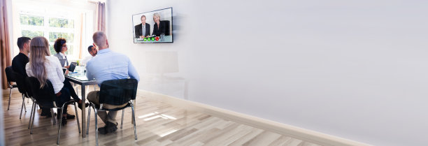 一群不同的商务人士在会议室视频会议图片下载