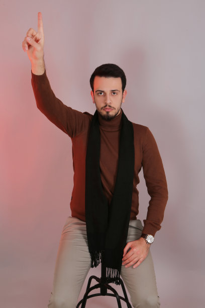 白色背景上英俊年轻商人的肖像图片下载