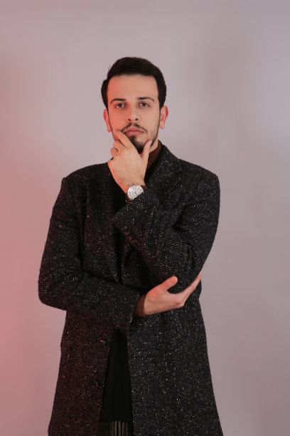 白色背景上英俊年轻商人的肖像图片下载