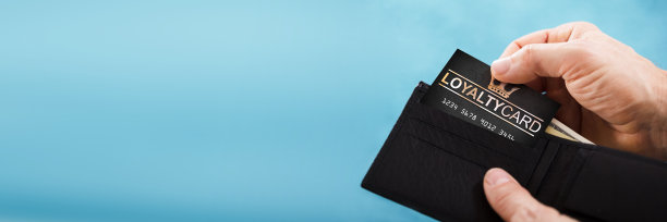 从钱包中取出会员卡的人图片下载