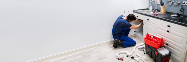 男水管工修理沉管图片下载