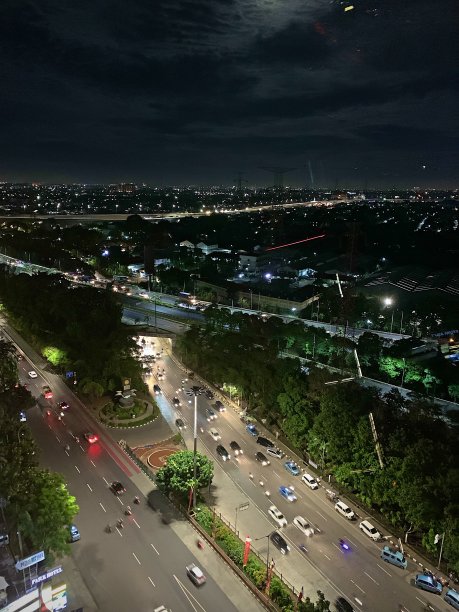 夜景拥挤的道路图片下载