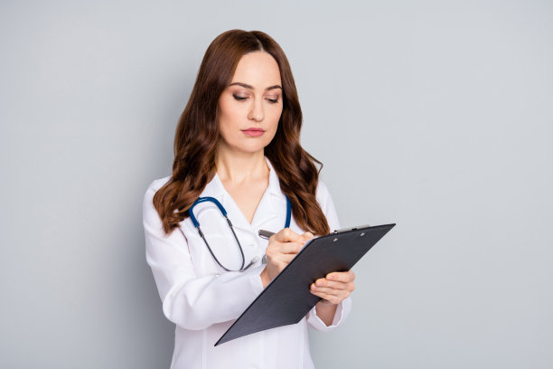 美丽的家庭医生照片，开业医生，实习女士，拿着病人的文件，开药方，写新药，穿着白色的实验大褂，听诊器孤立的灰色背景图片下载